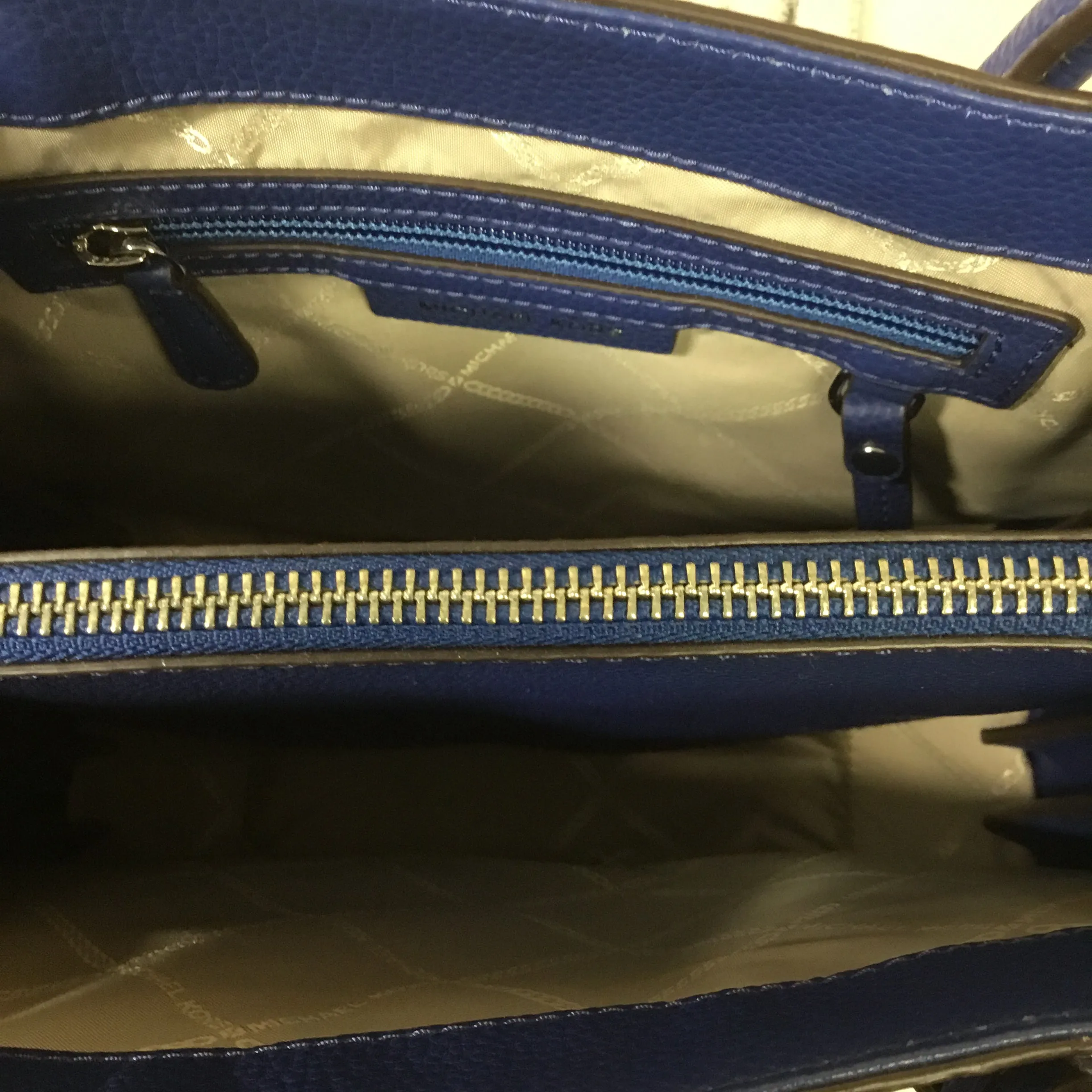 Stylish Medium Handbag by Michael Kors - Elegant Design and Premium Quality
